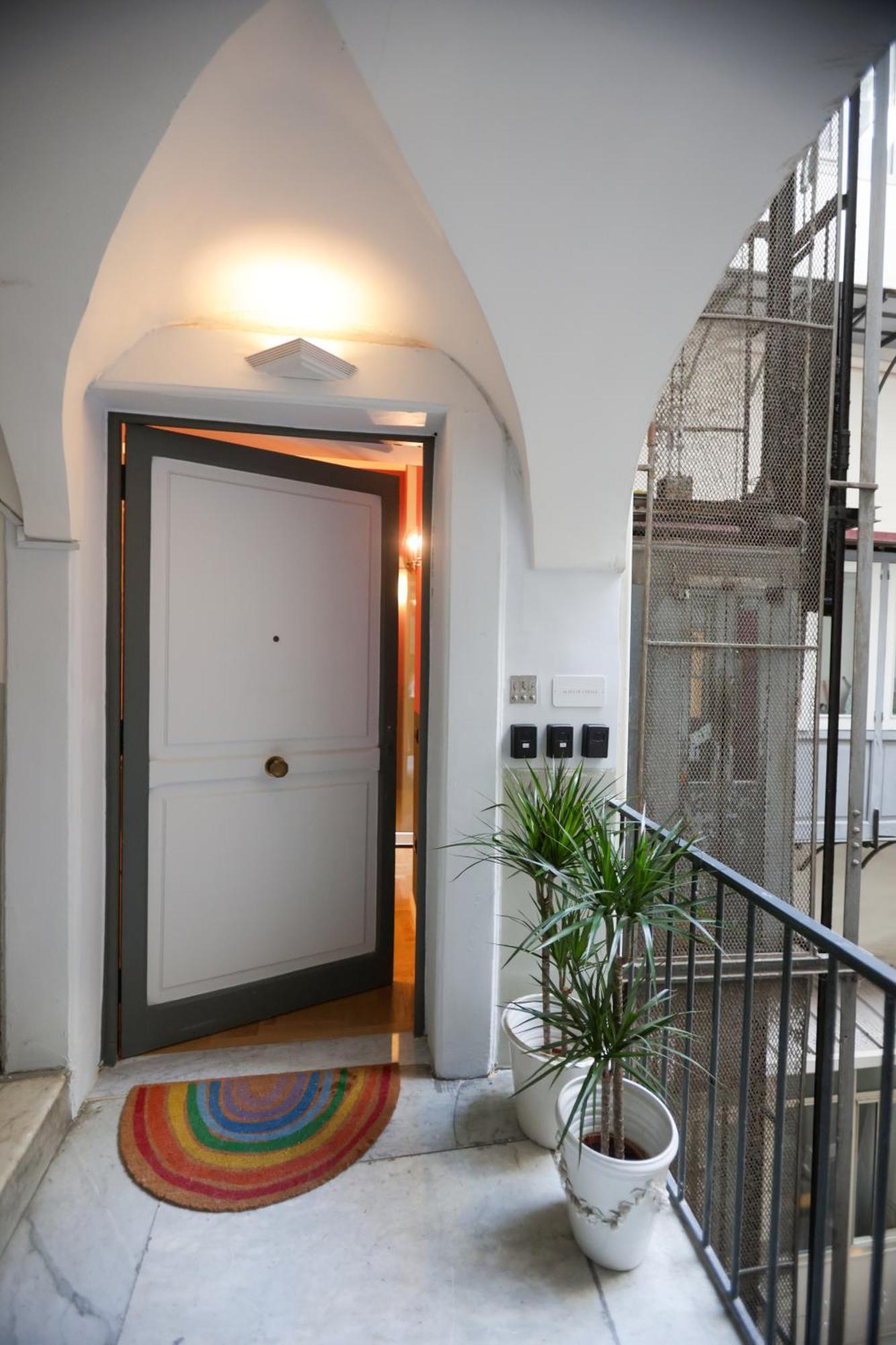 Alma De Chiaja - Design Suites & Apartments Napoli Bagian luar foto
